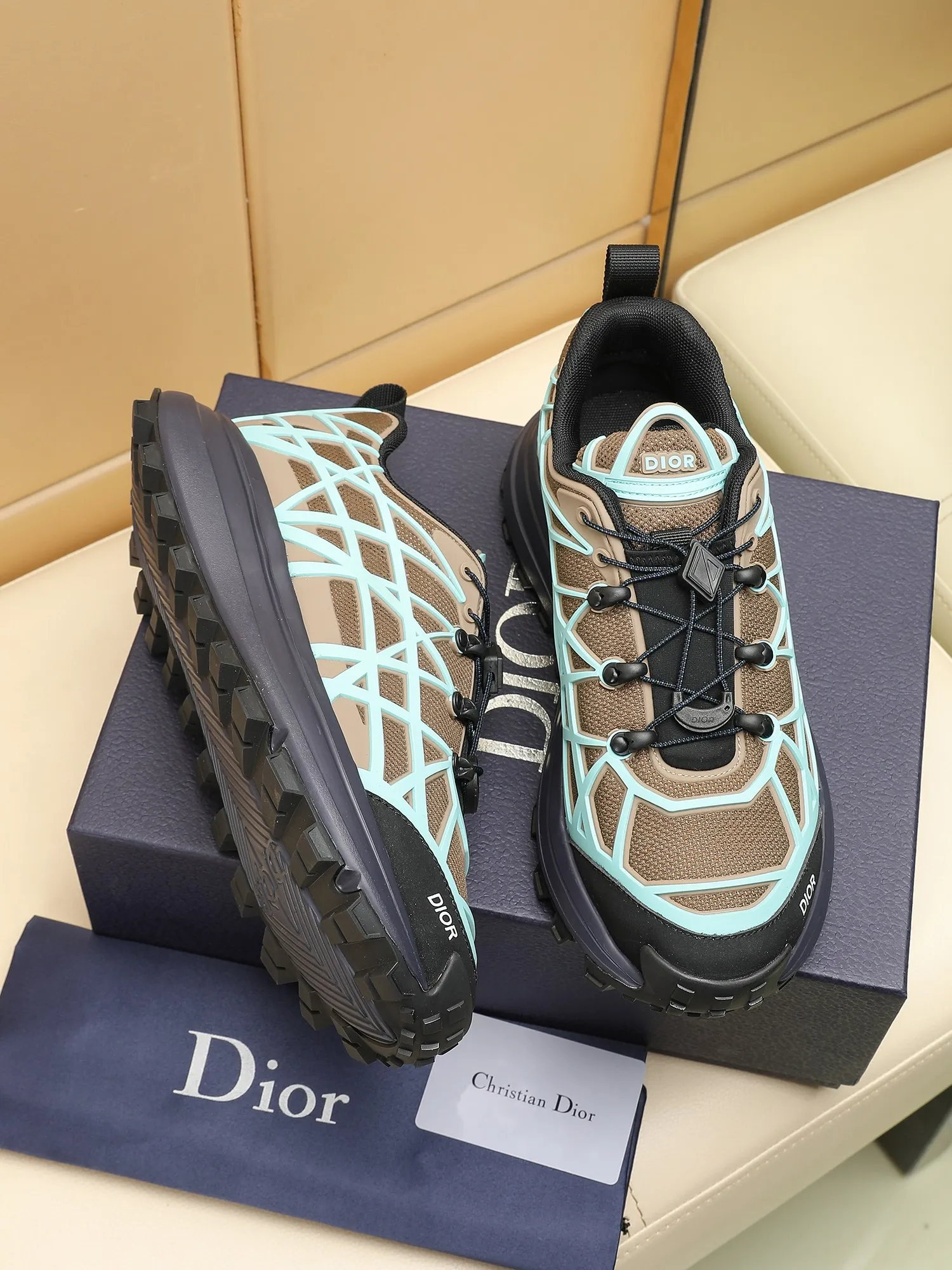 Men's Men's Shoes 💰520 [New Style] 🏍️🏍️Dior-B31 RUNNER sneakers highlight the fashionable silhouette, decorated with curved cannage pattern, reinterpreting classic patterns in a structural style, enriching Dior's 2023 summer men's wear series. Meticulously crafted using the advanced craftsmanship of hiking shoes, it blends outdoor culture with Dior heritage. Code number 38-45, multiple colors available, 38-44 (45 can be customized